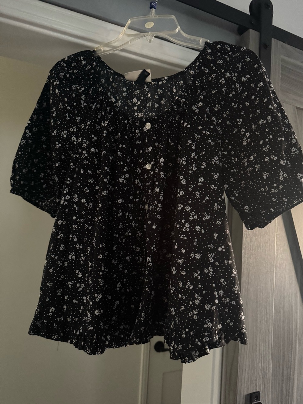 Universal Thread Black Floral Short Puff-Sleeve Blouse